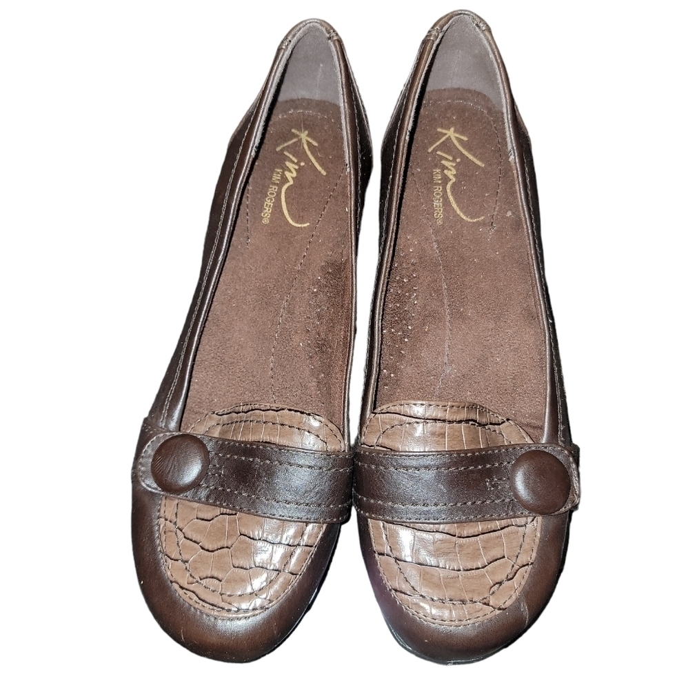 Kim Rogers size 7 brown loafers with croc print design & button detail on front